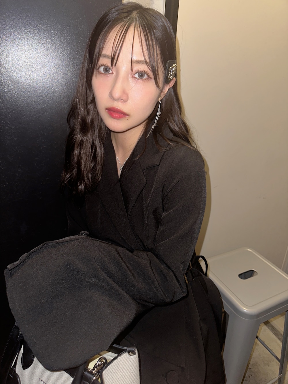 ブラック系のワンピース、ブラック系のショルダーバッグを着用したレディースの冬コーディネートの2枚目の写真