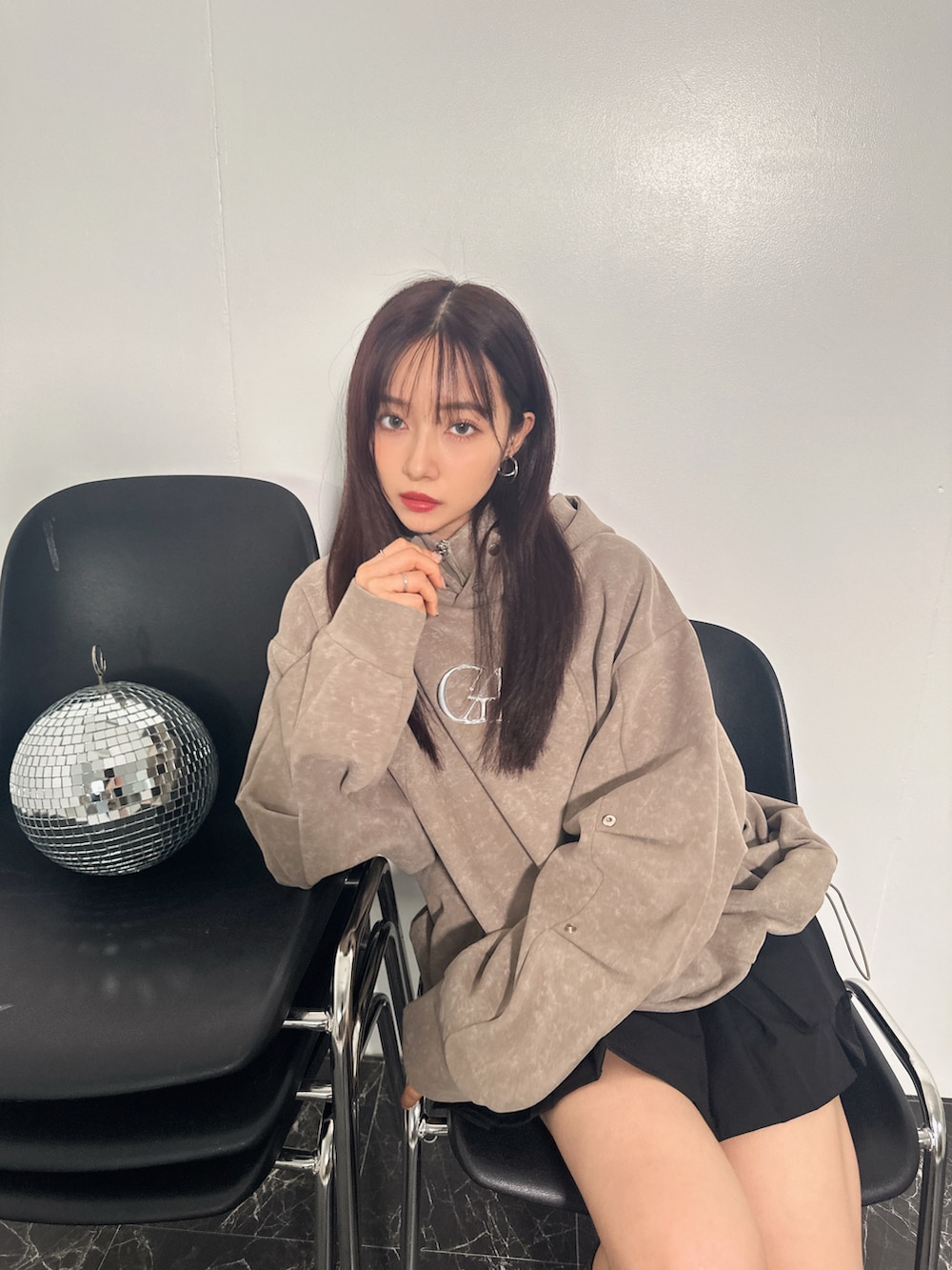 ブラウン系のパーカーを着用したレディースの冬コーディネートの4枚目の写真