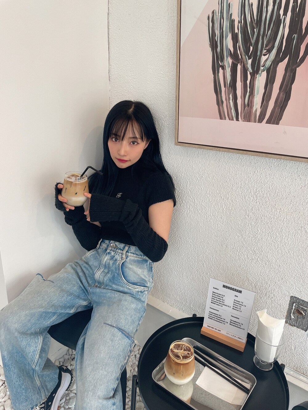 ブラック系のニット/セーターを着用したレディースの春コーディネートの3枚目の写真