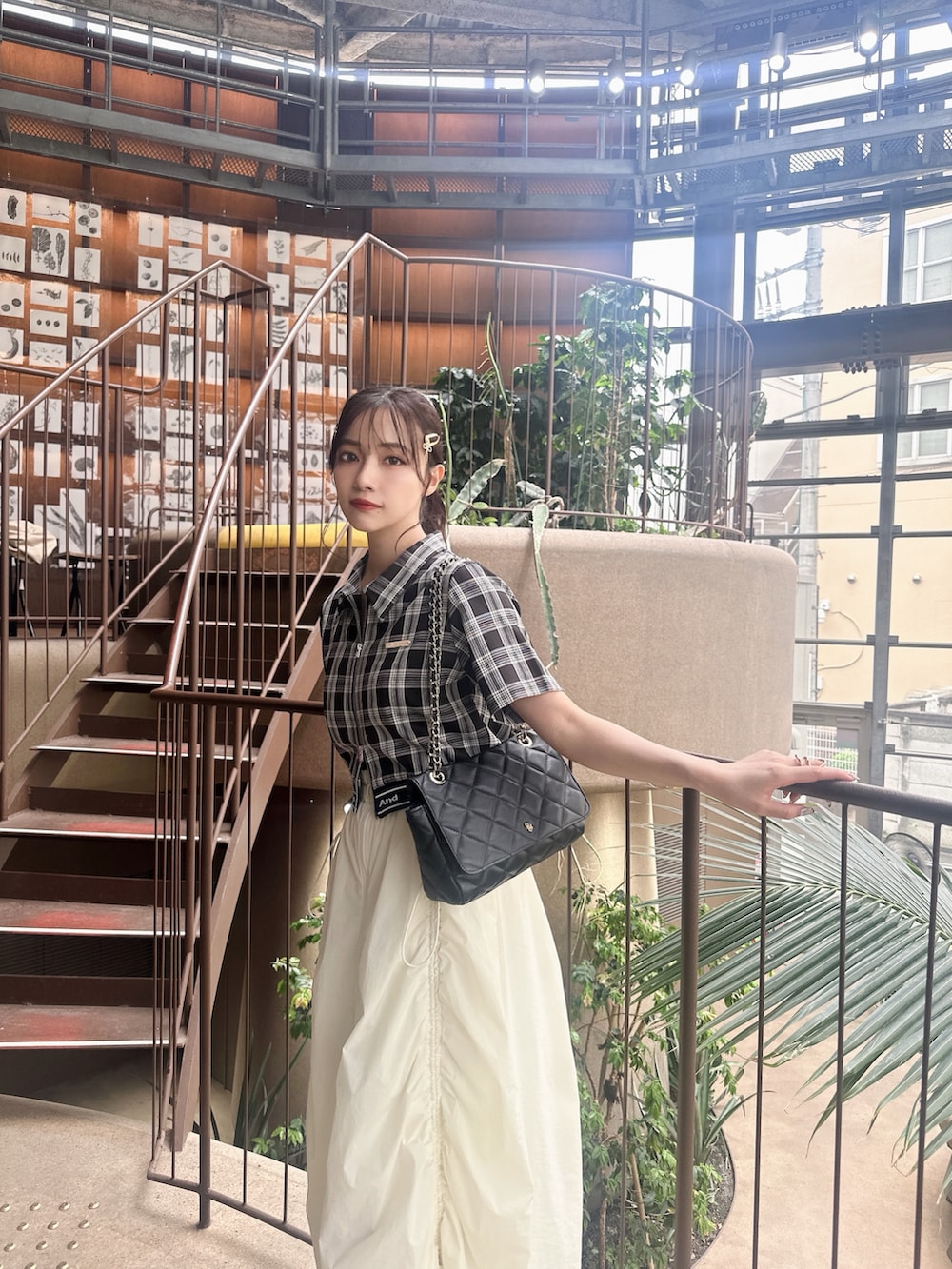 グレー系のシャツ/ブラウス、ホワイト系のスカートを着用したレディースの夏コーディネートの2枚目の写真