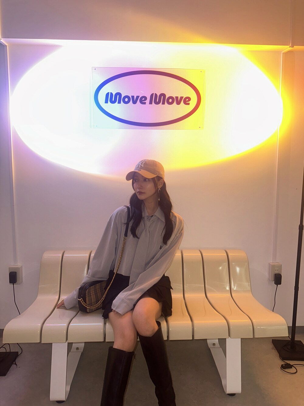 ブルー系のシャツ/ブラウス、ブラック系のスカートを着用したレディースの冬コーディネートの3枚目の写真