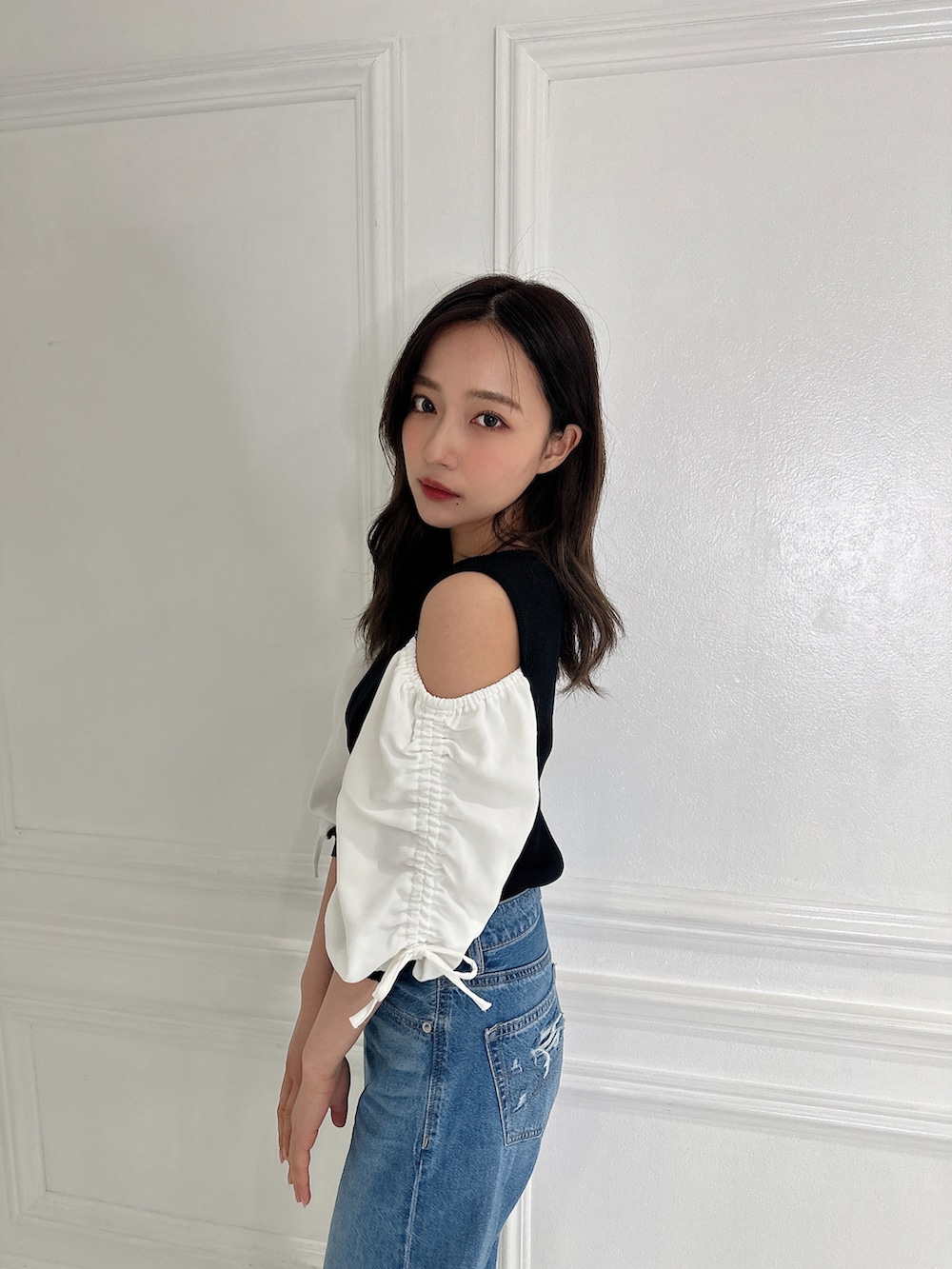 ブラック系のその他トップスを着用したレディースの夏コーディネートの3枚目の写真