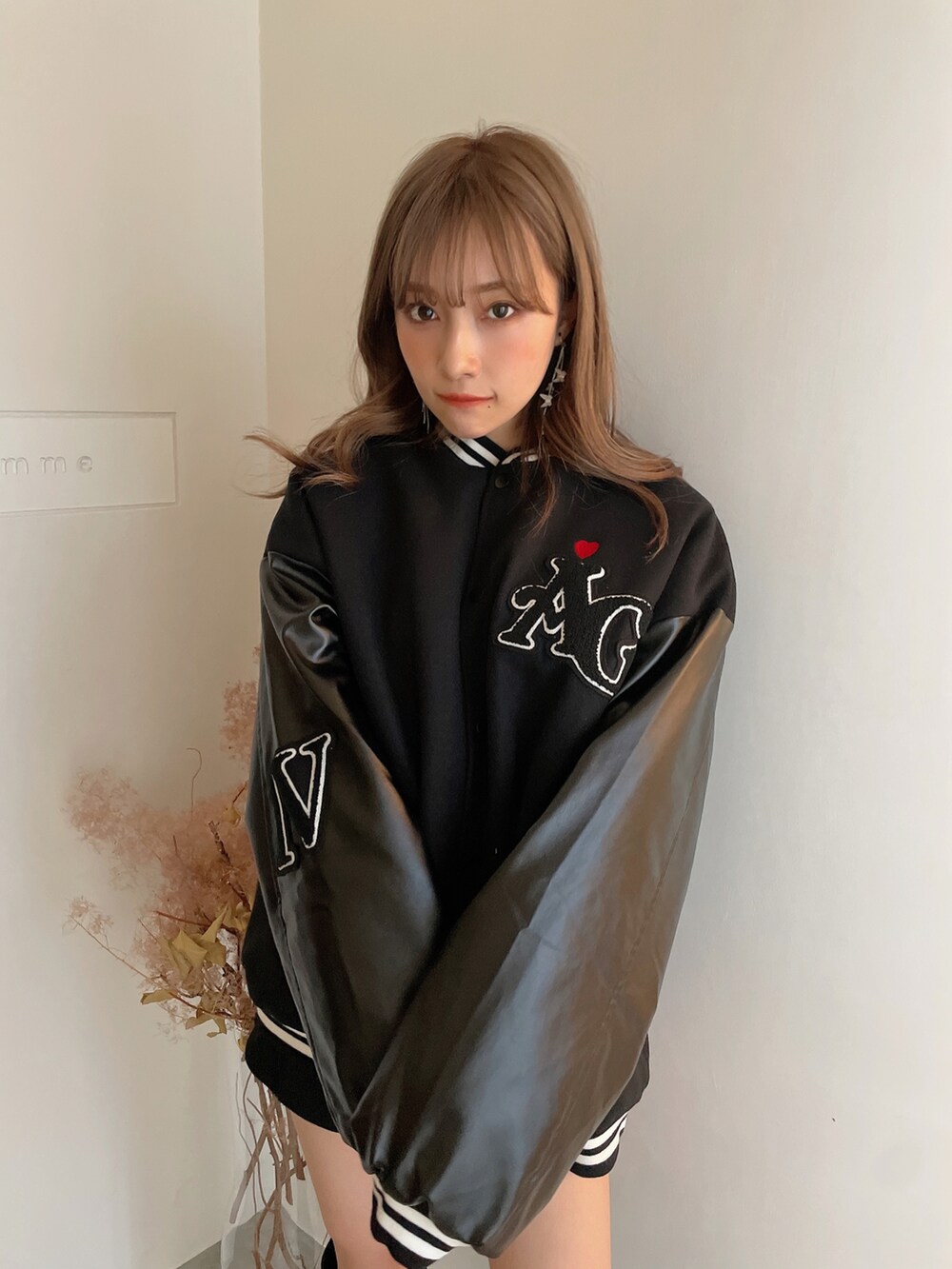 ブラック系のスタジャンを着用したレディースの冬コーディネートの2枚目の写真