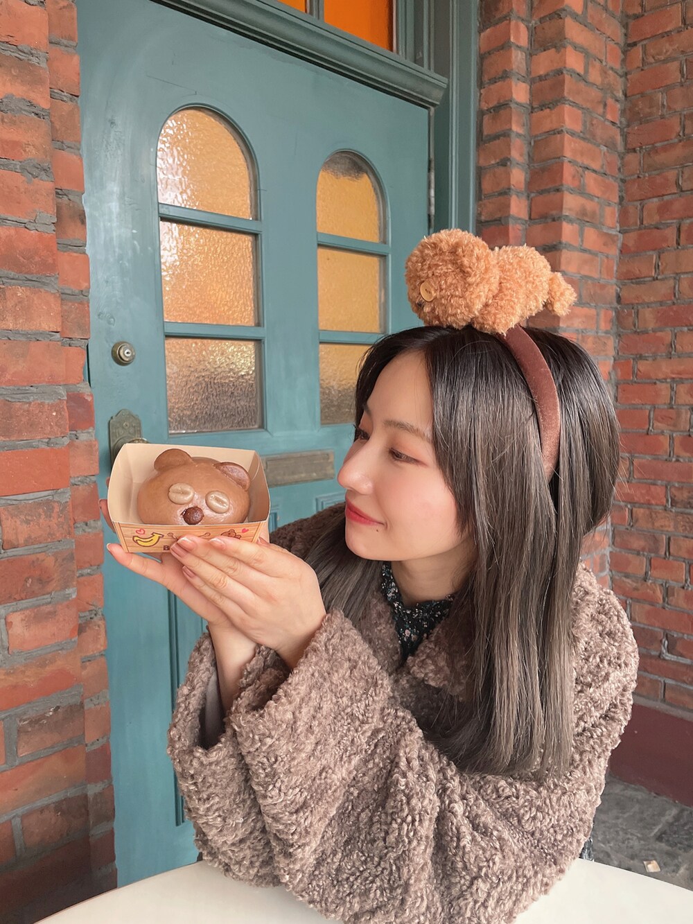 ブラウン系のダウンジャケット/コートを着用したレディースの春コーディネートの2枚目の写真