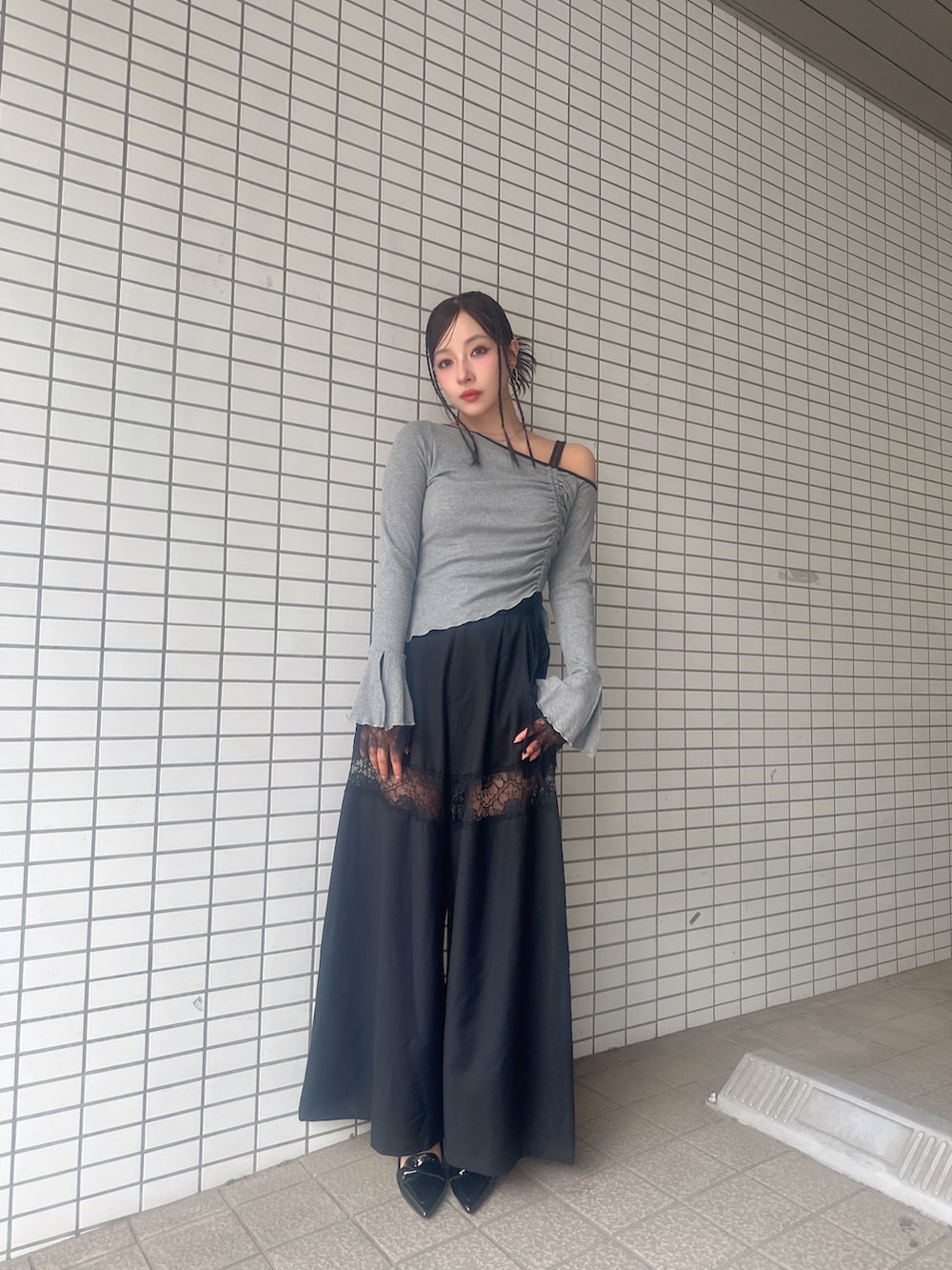 グレー系のTシャツ/カットソー、ブラック系のスラックスを着用したレディースの秋コーディネートの2枚目の写真