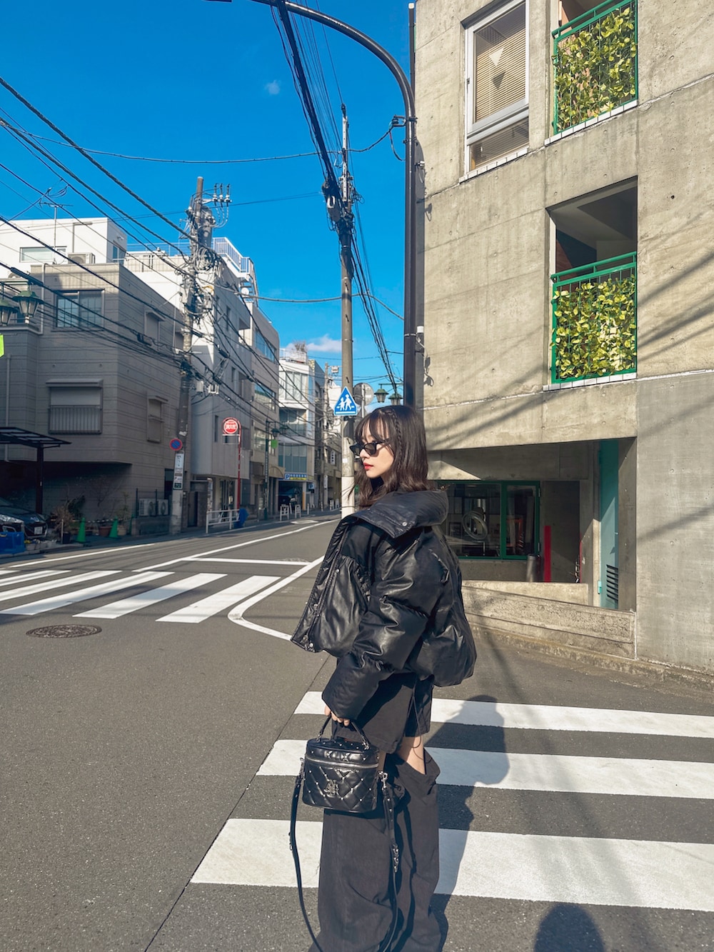 ブラック系のTシャツ/カットソー、ホワイト系のショルダーバッグを着用したレディースの夏コーディネートの3枚目の写真