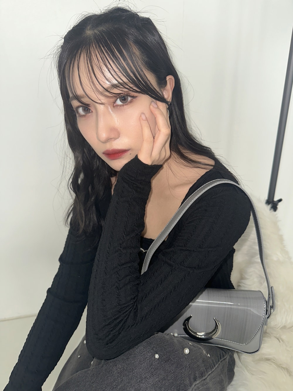ブラック系のその他トップス、ブラック系のデニムパンツを着用したレディースの冬コーディネートの2枚目の写真