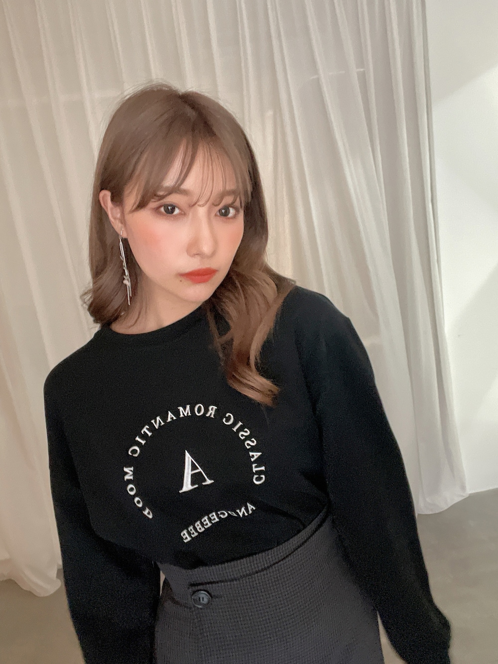 ブラック系のTシャツ/カットソー、ブラック系のブーツ、ブラック系のスカートを着用したレディースの秋コーディネートの5枚目の写真