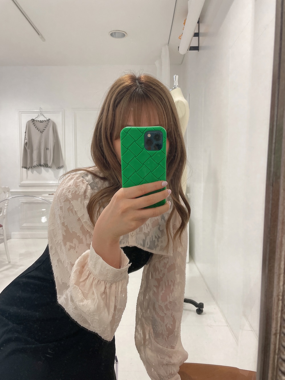 ブラック系のワンピース、ブラック系のサンダルを着用したレディースの秋コーディネートの3枚目の写真