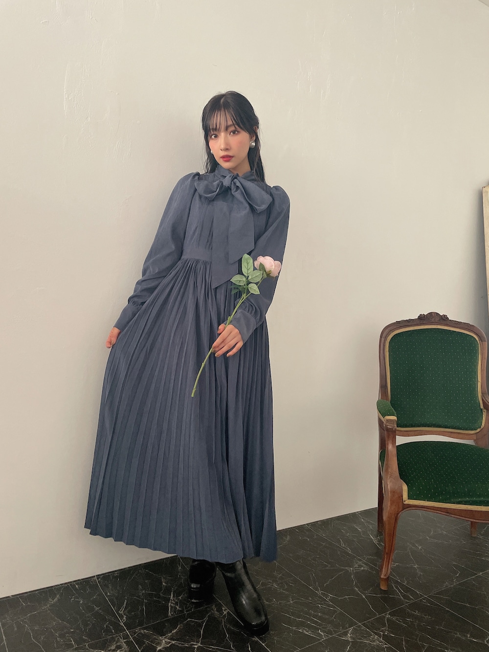 グレー系のワンピースを着用したレディースの冬コーディネートの2枚目の写真