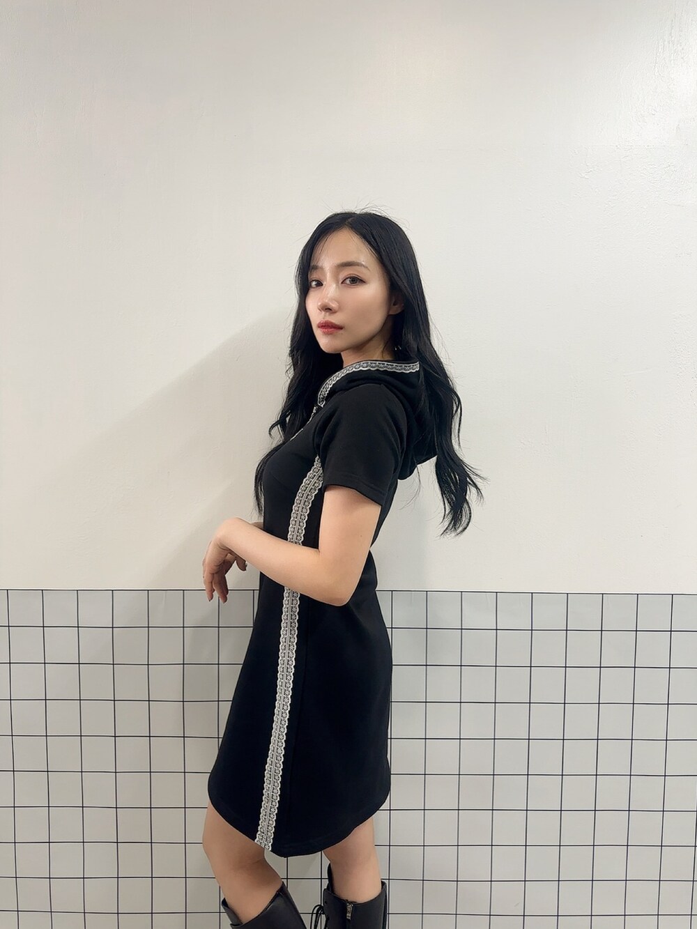 ブラック系のワンピースを着用したレディースの夏コーディネートの2枚目の写真