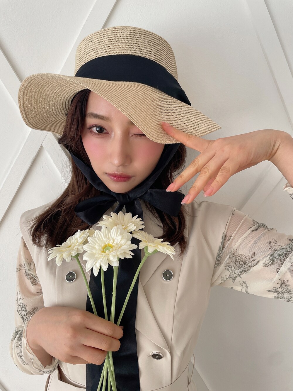 ブルー系のワンピースを着用したレディースの夏コーディネートの4枚目の写真