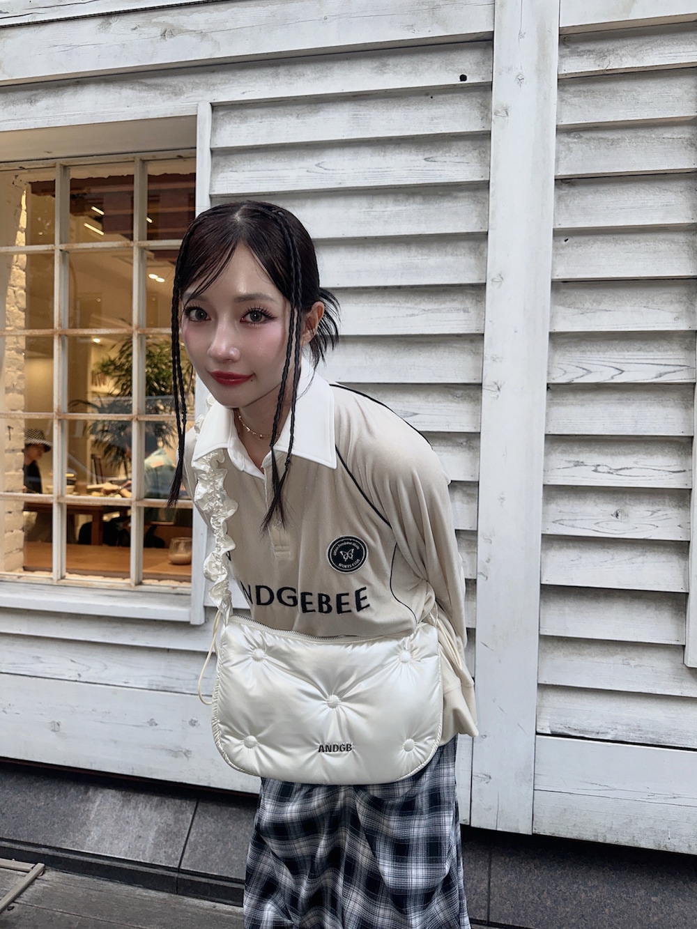 ホワイト系のその他トップス、ホワイト系のショルダーバッグ、ブラック系のスカートを着用したレディースの冬コーディネートの3枚目の写真