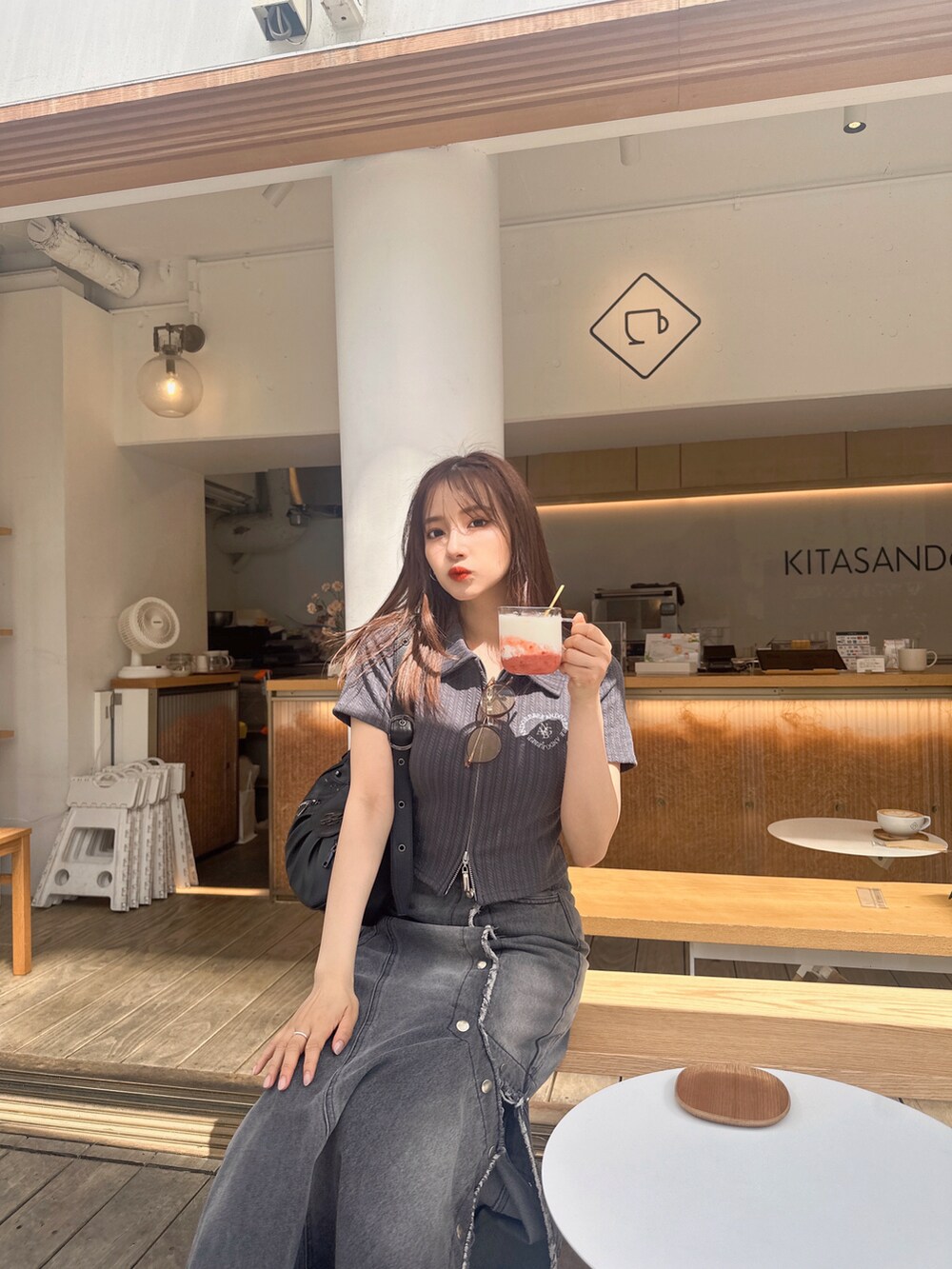 グレー系のその他トップス、ブラック系のスカートを着用したレディースの夏コーディネートの5枚目の写真