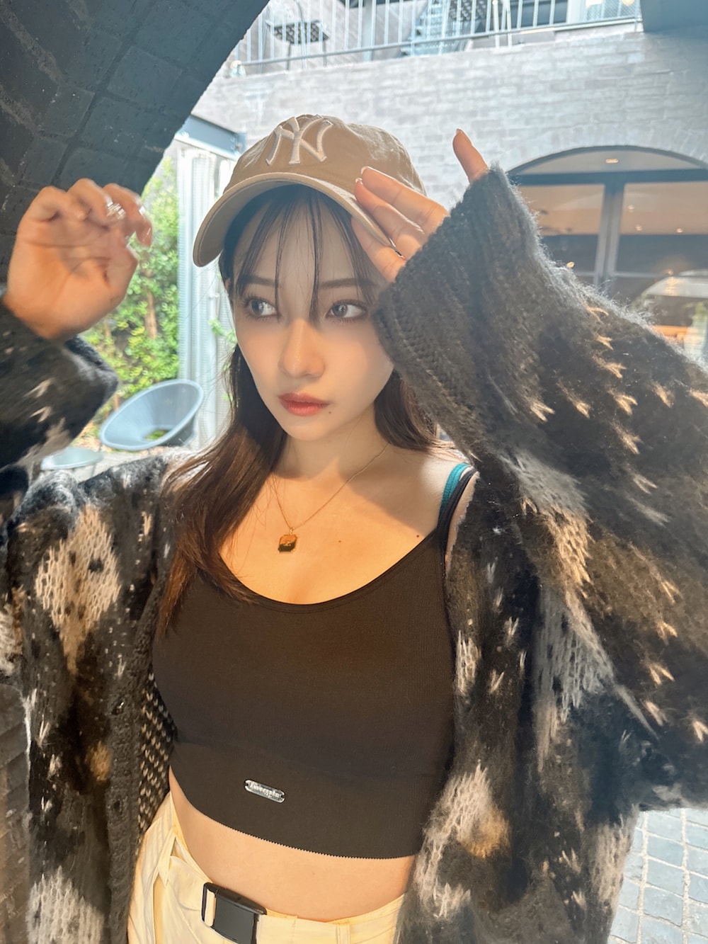 ブラック系のカーディガン/ボレロを着用したレディースの冬コーディネートの5枚目の写真