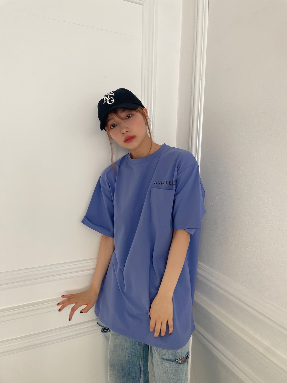 パープル系のTシャツ/カットソー、ブラック系のキャップを着用したレディースの秋コーディネートの2枚目の写真