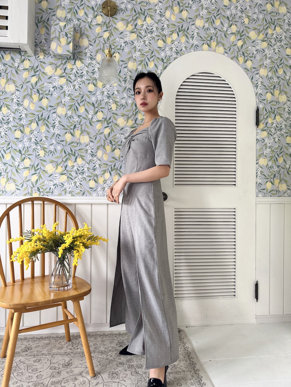 グレー系のつなぎ/オールインワンを着用したレディースの夏コーディネートの2枚目の写真