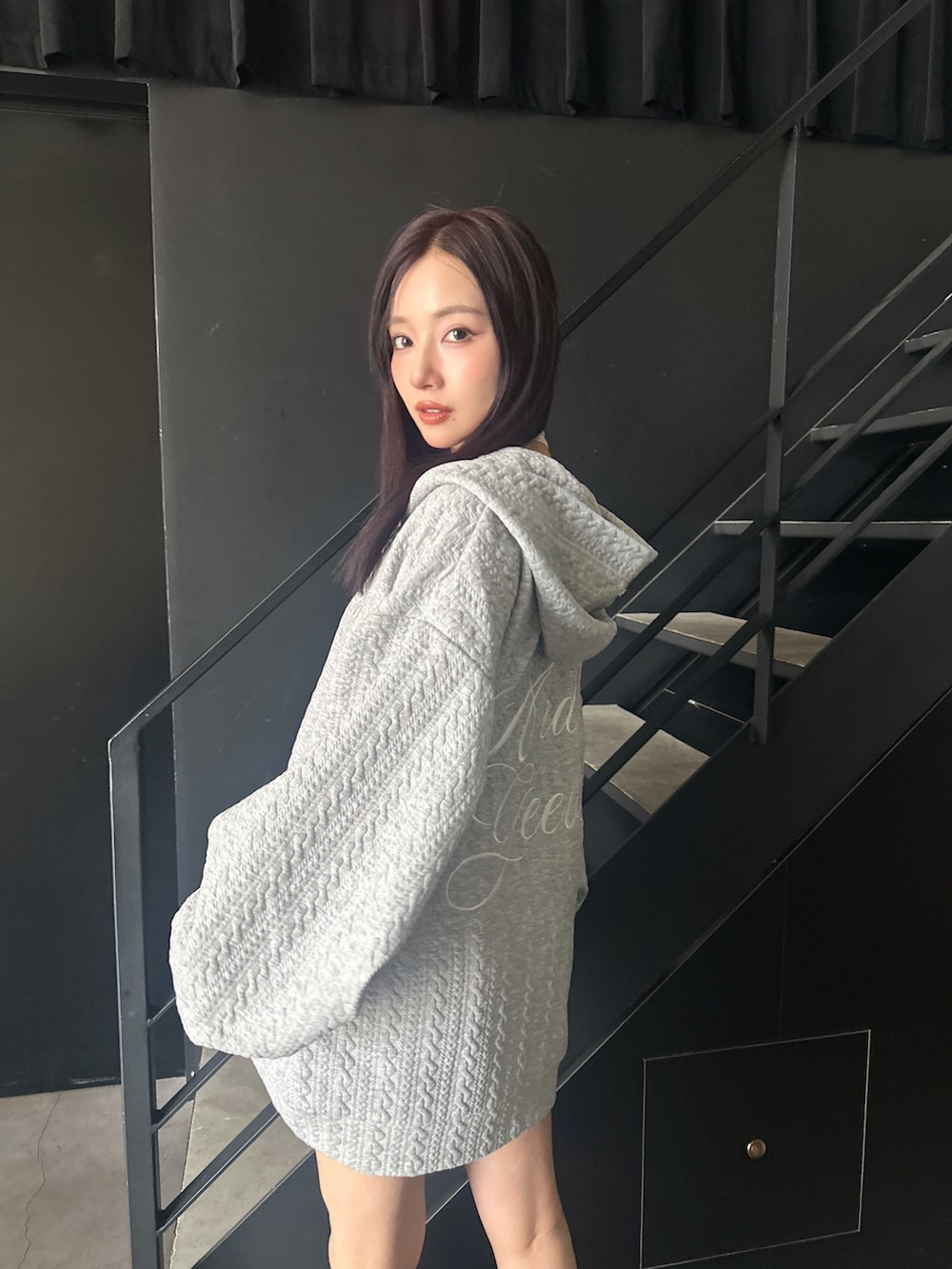 グレー系のパーカーを着用したレディースの秋コーディネートの3枚目の写真