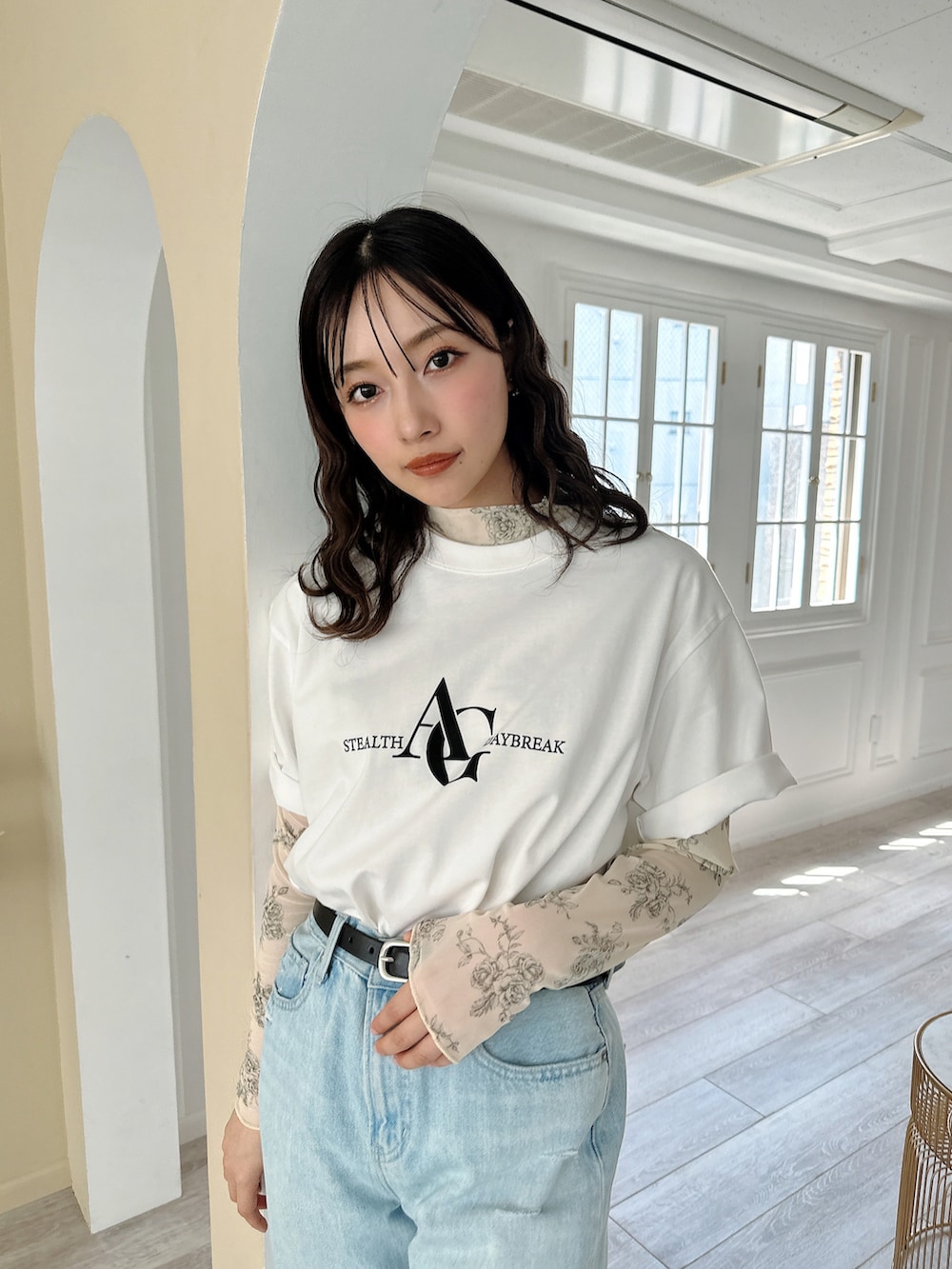 ホワイト系のTシャツ/カットソーを着用したレディースの夏コーディネートの2枚目の写真