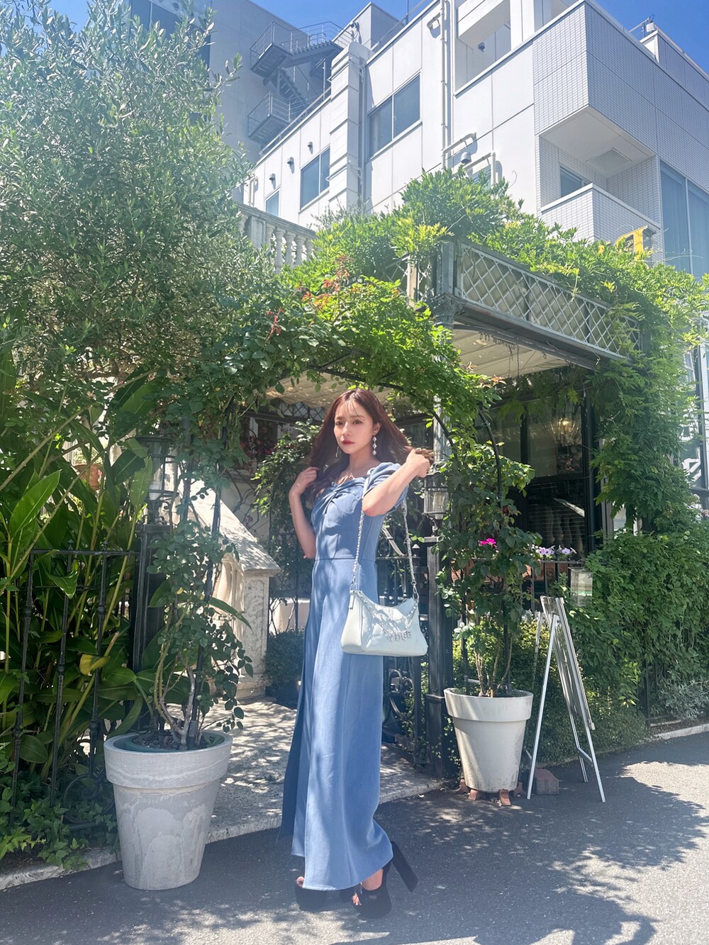ブルー系のつなぎ/オールインワンを着用したレディースの夏コーディネートの2枚目の写真