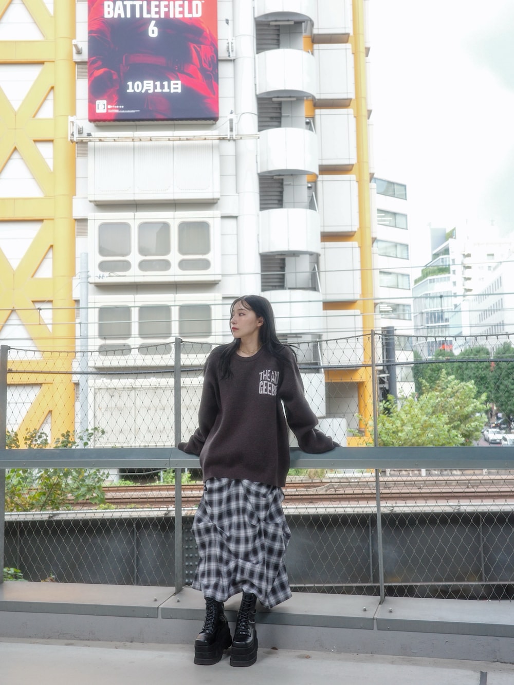 ブルー系のニット/セーター、ブラック系のスカートを着用したレディースの冬コーディネートの2枚目の写真