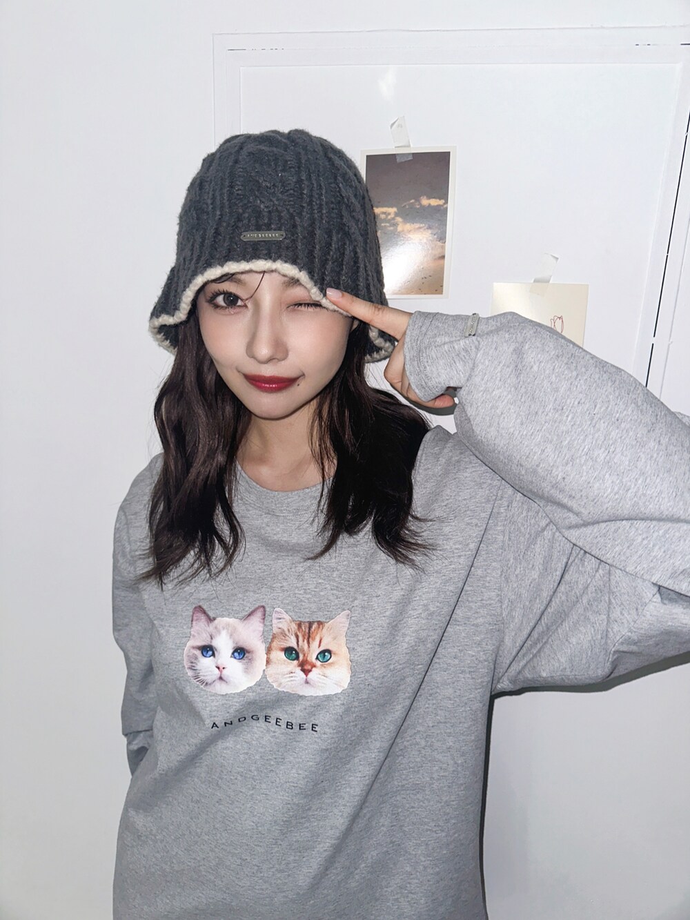 グレー系のTシャツ/カットソー、グレー系のハットを着用したレディースの秋コーディネートの2枚目の写真