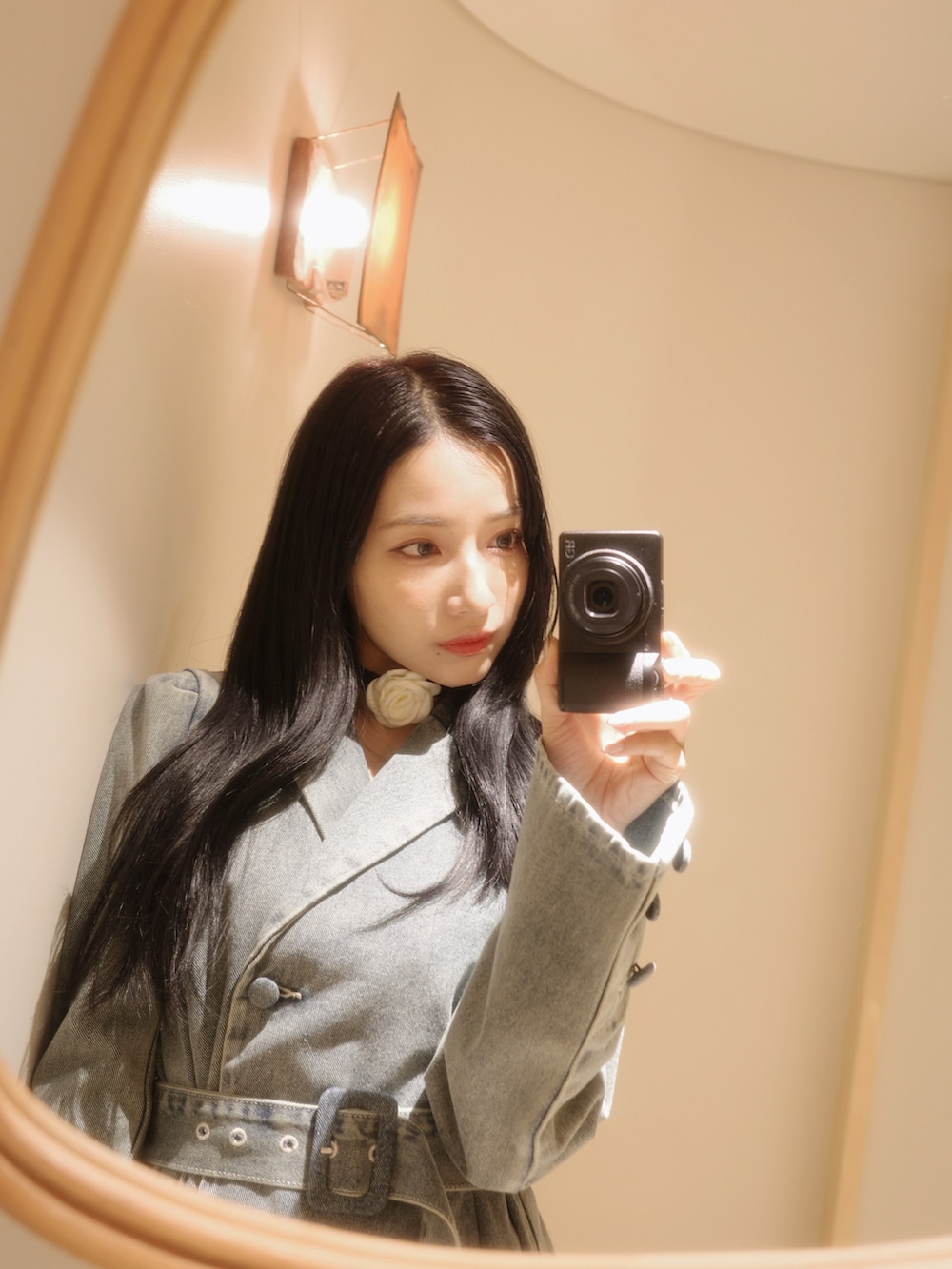 ブルー系のワンピース、その他のその他アウターを着用したレディースの夏コーディネートの4枚目の写真