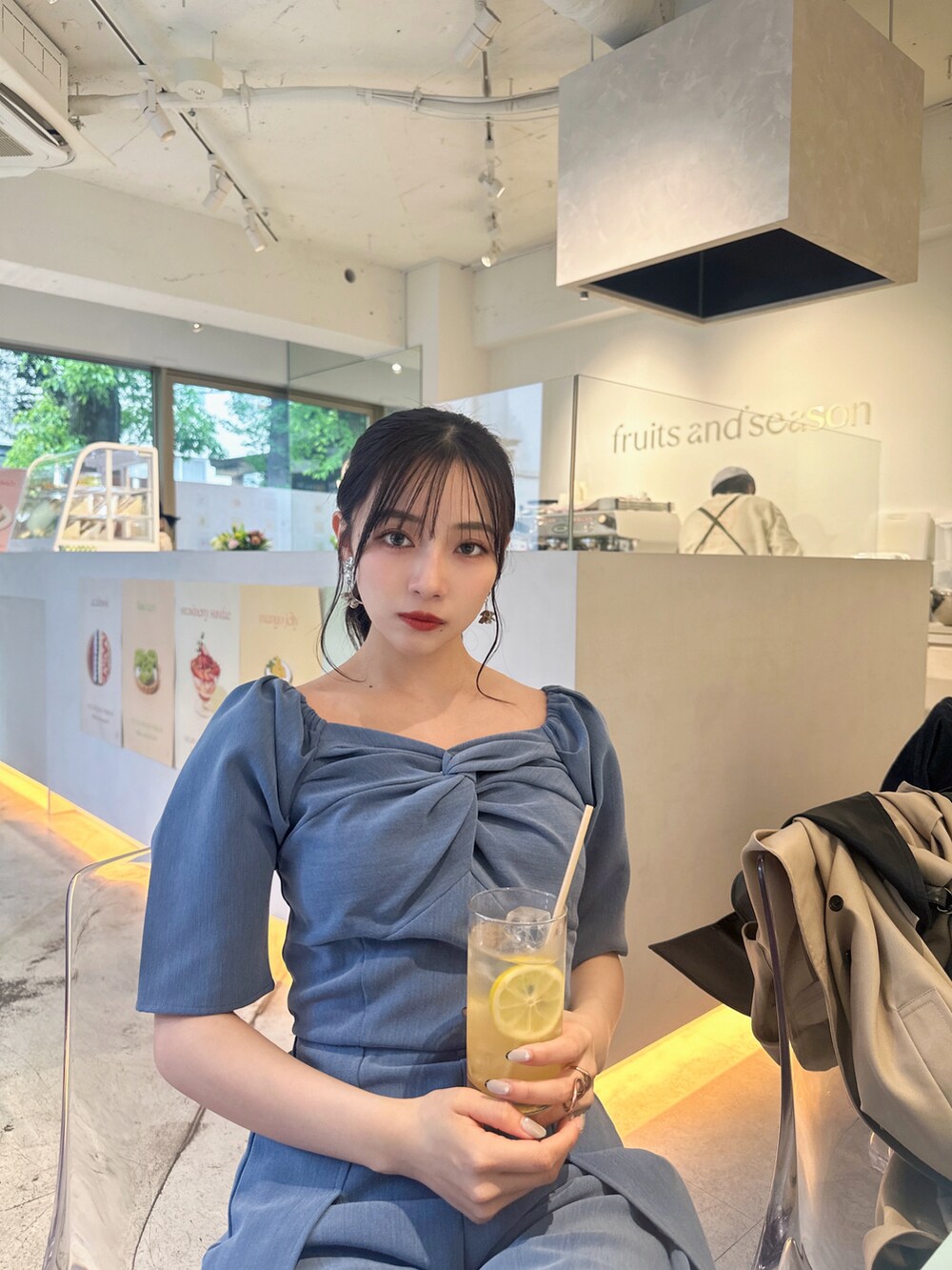 ブルー系のつなぎ/オールインワンを着用したレディースの夏コーディネートの3枚目の写真