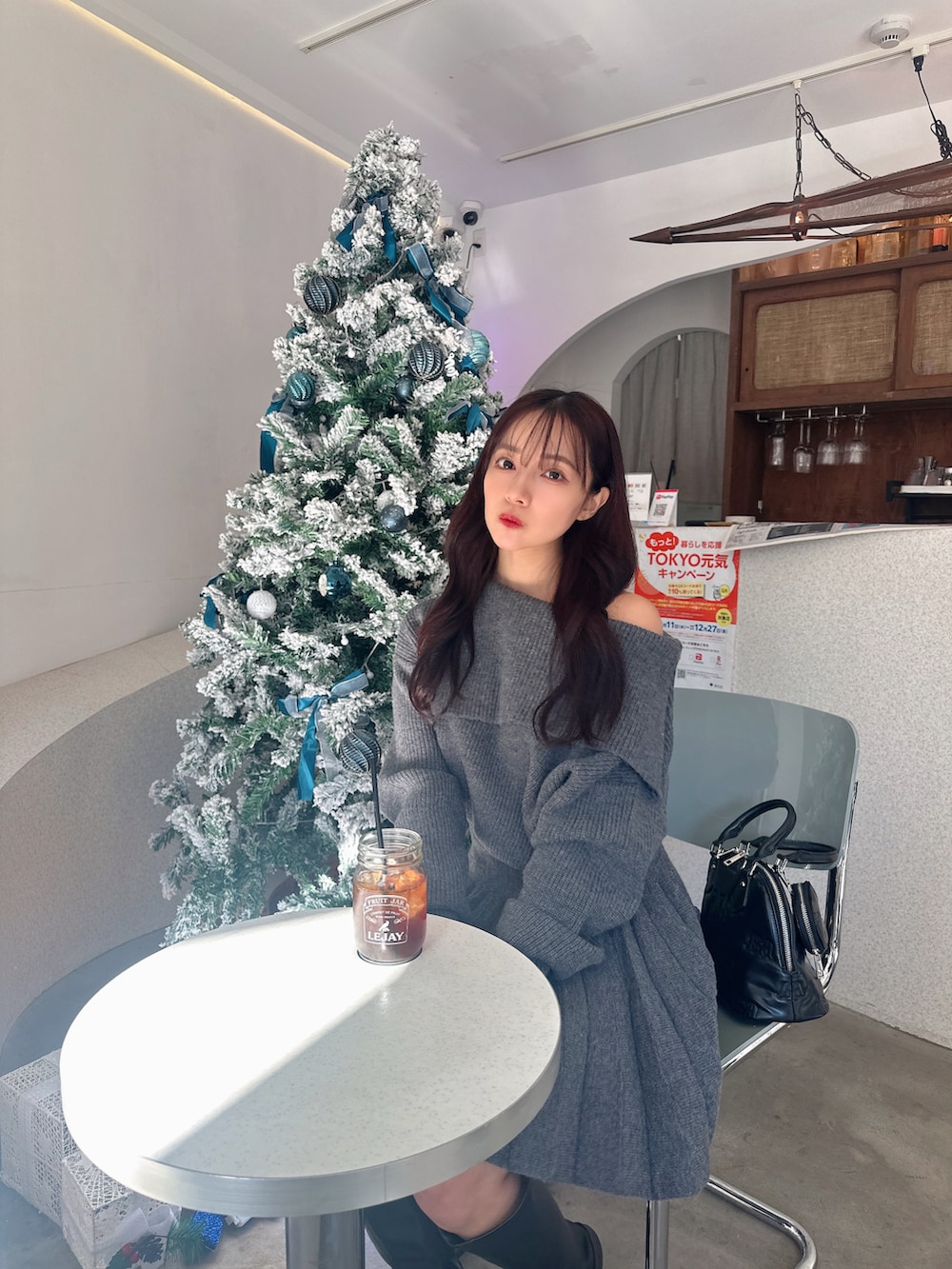 グレー系のワンピース、その他のその他アウター、ブラック系のショルダーバッグを着用したレディースの春コーディネートの5枚目の写真