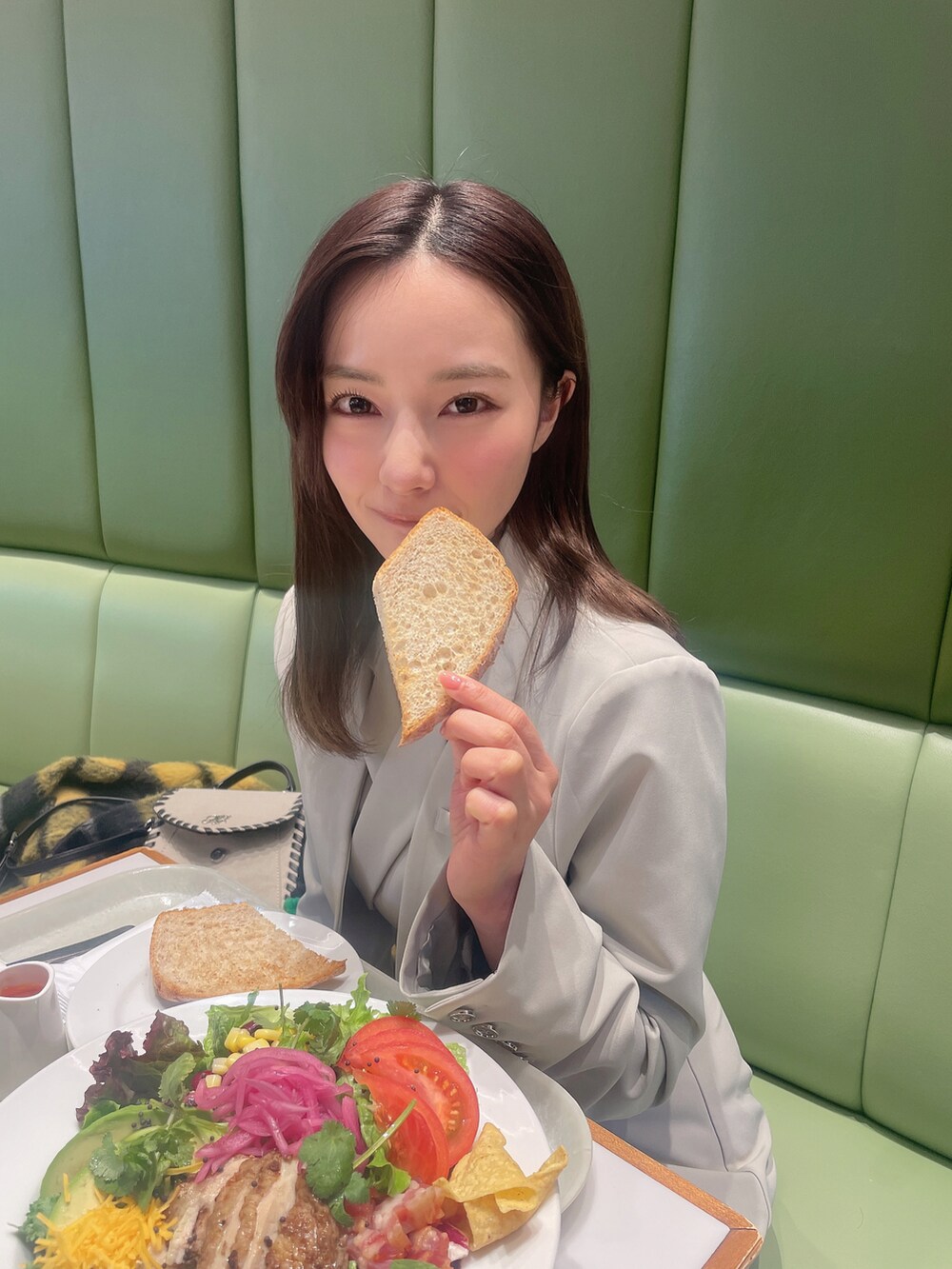 グレー系のテーラードジャケット、グレー系のその他パンツを着用したレディースの夏コーディネートの3枚目の写真