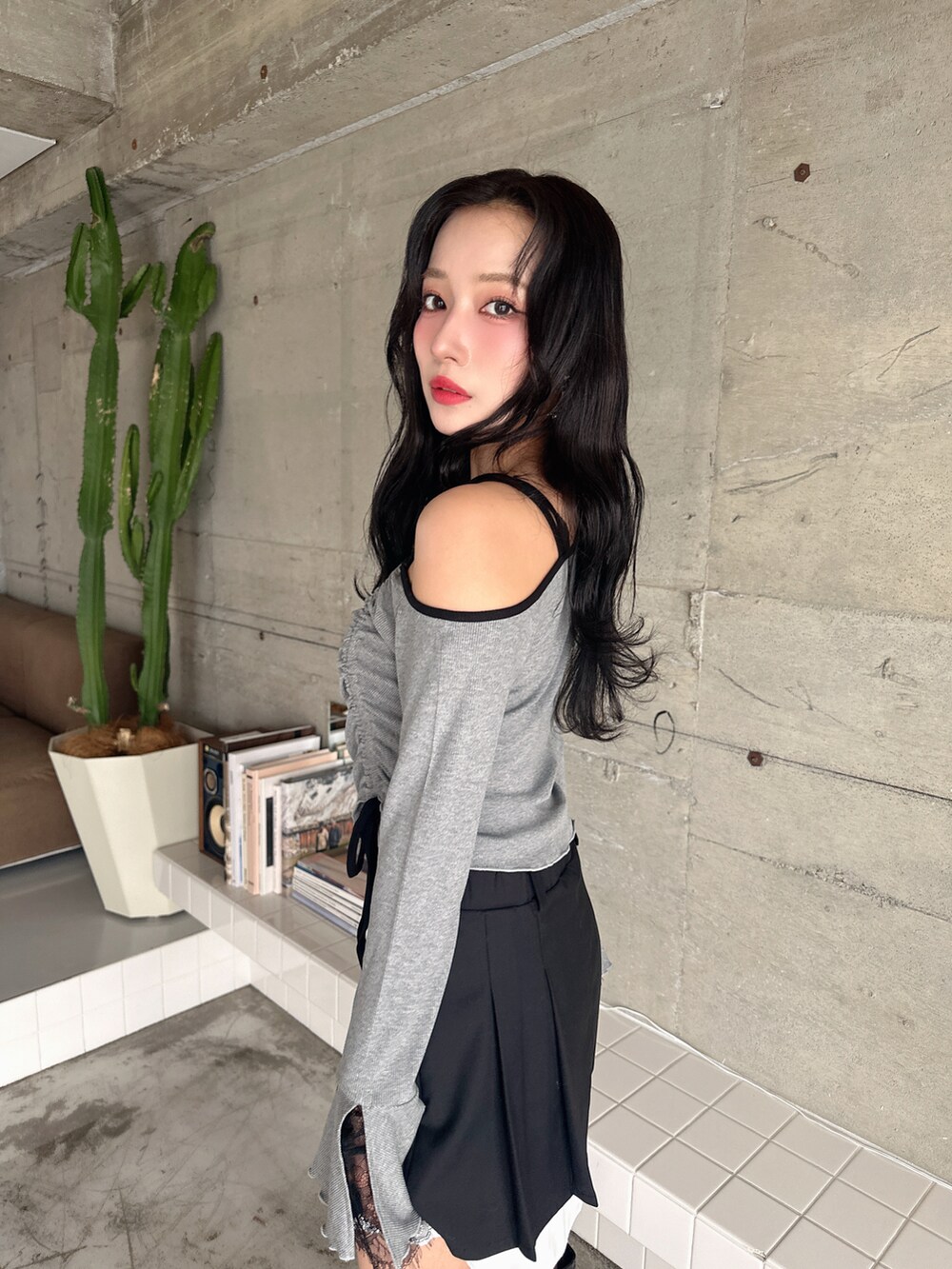 グレー系のTシャツ/カットソー、ブラック系のスカートを着用したレディースの春コーディネートの5枚目の写真