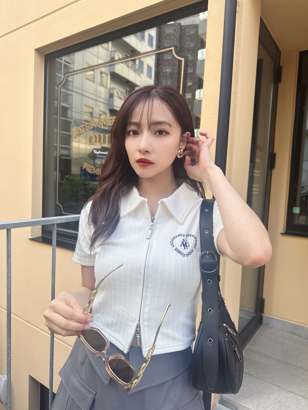 ホワイト系のその他トップス、ブラック系のショルダーバッグ、グレー系のスカートを着用したレディースの夏コーディネートの3枚目の写真