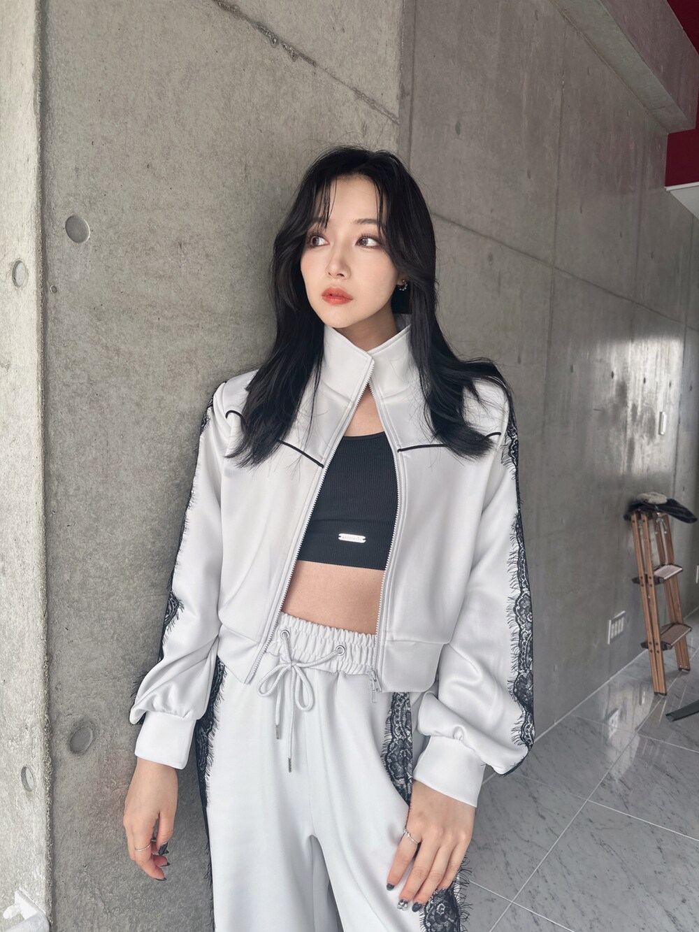 グレー系のジャージ、グレー系のその他パンツを着用したレディースの秋コーディネートの3枚目の写真