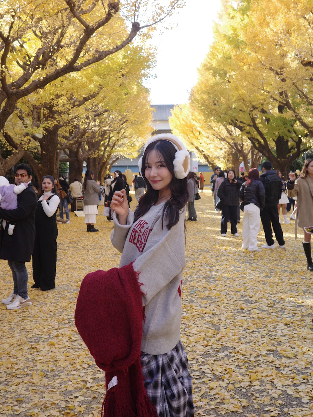 グレー系のニット/セーター、ブラック系のスカートを着用したレディースの冬コーディネートの2枚目の写真