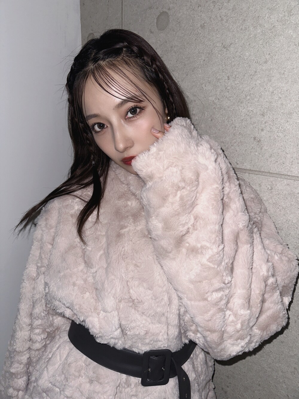 ピンク系のその他アウターを着用したレディースの秋コーディネートの2枚目の写真