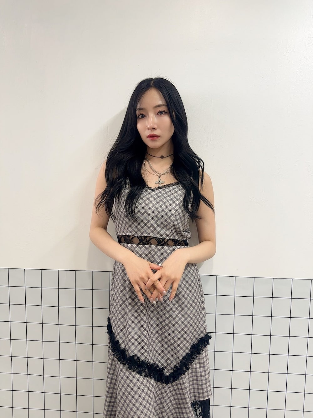 グレー系のワンピースを着用したレディースの夏コーディネートの2枚目の写真