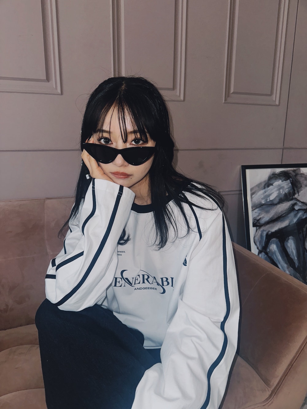 ホワイト系のTシャツ/カットソーを着用したレディースの春コーディネートの2枚目の写真