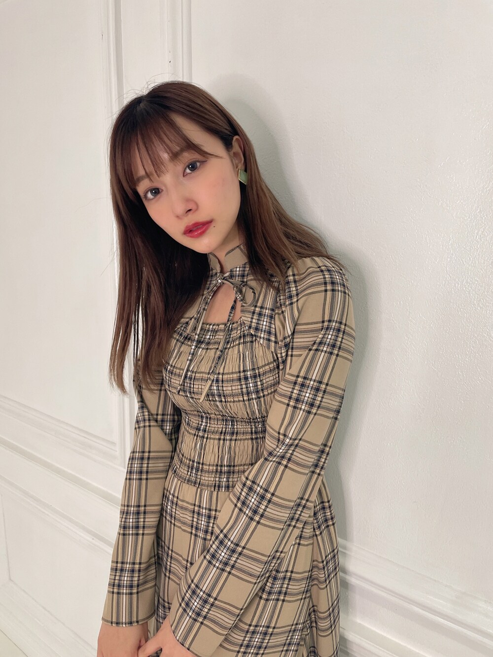 ベージュ系のワンピース、ブラック系のブーツを着用したレディースの春コーディネートの4枚目の写真