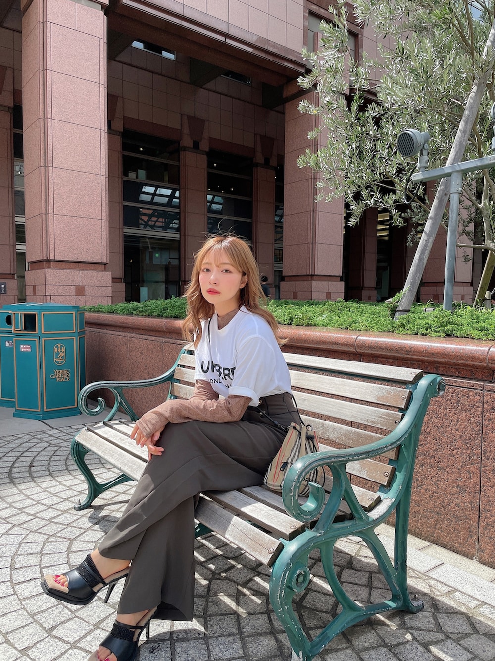 ブラウン系のその他トップス、グレー系のその他パンツ、ブラック系のサンダルを着用したレディースの秋コーディネートの3枚目の写真