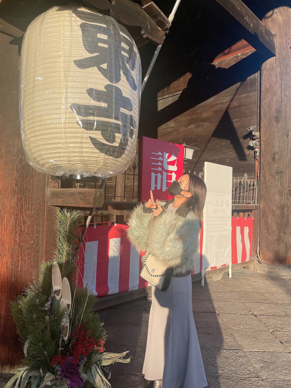 パープル系のその他トップス、グリーン系のライダースジャケットを着用したレディースの春コーディネートの4枚目の写真