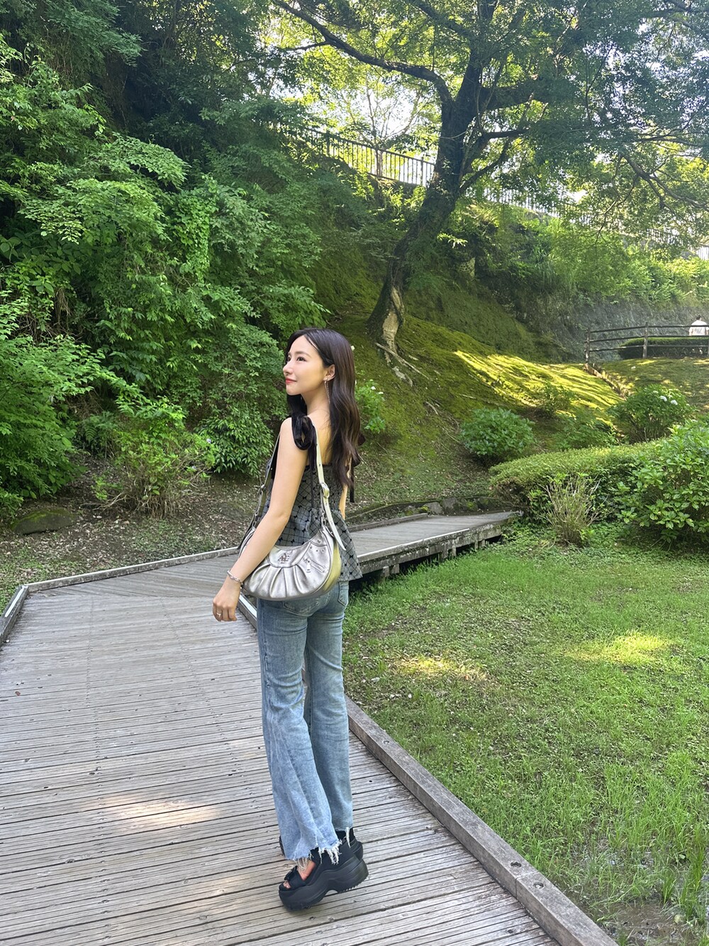 ホワイト系のその他トップス、シルバー系のショルダーバッグを着用したレディースの秋コーディネートの2枚目の写真