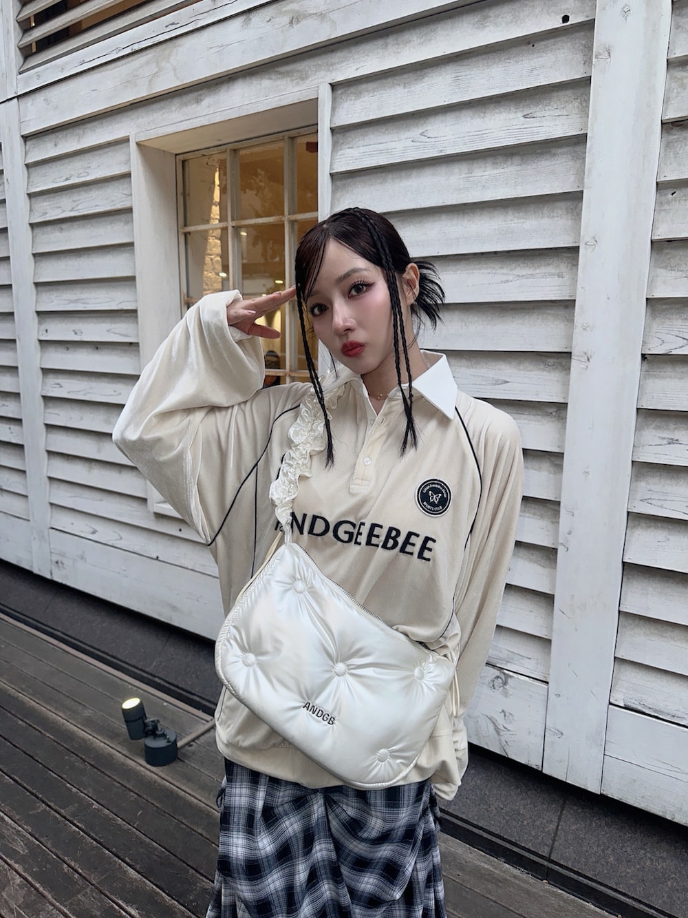 ホワイト系のその他トップス、ホワイト系のショルダーバッグ、ブラック系のスカートを着用したレディースの冬コーディネートの4枚目の写真