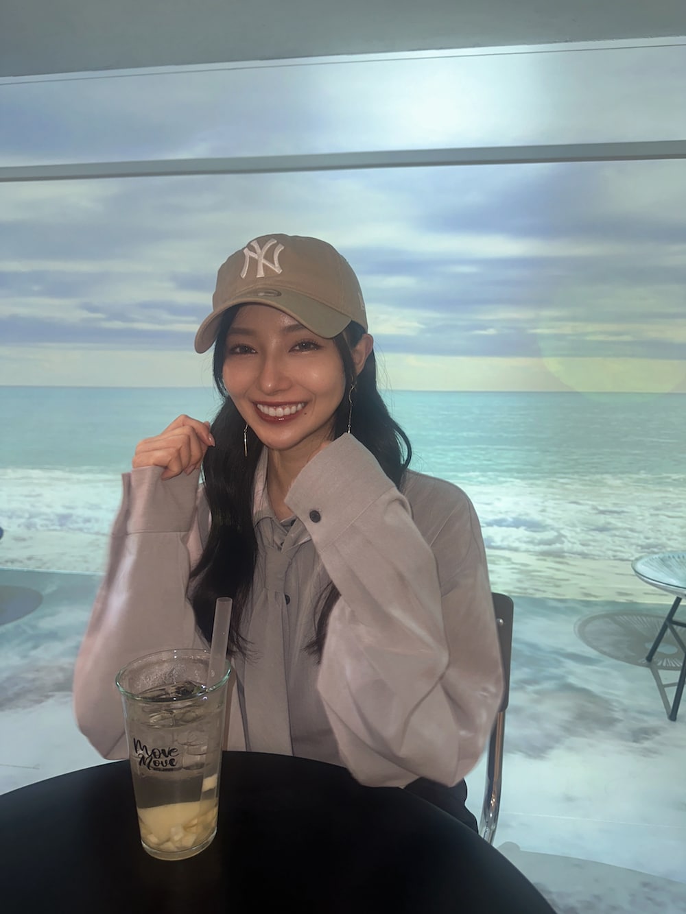 ブルー系のシャツ/ブラウス、ブラック系のスカートを着用したレディースの冬コーディネートの4枚目の写真