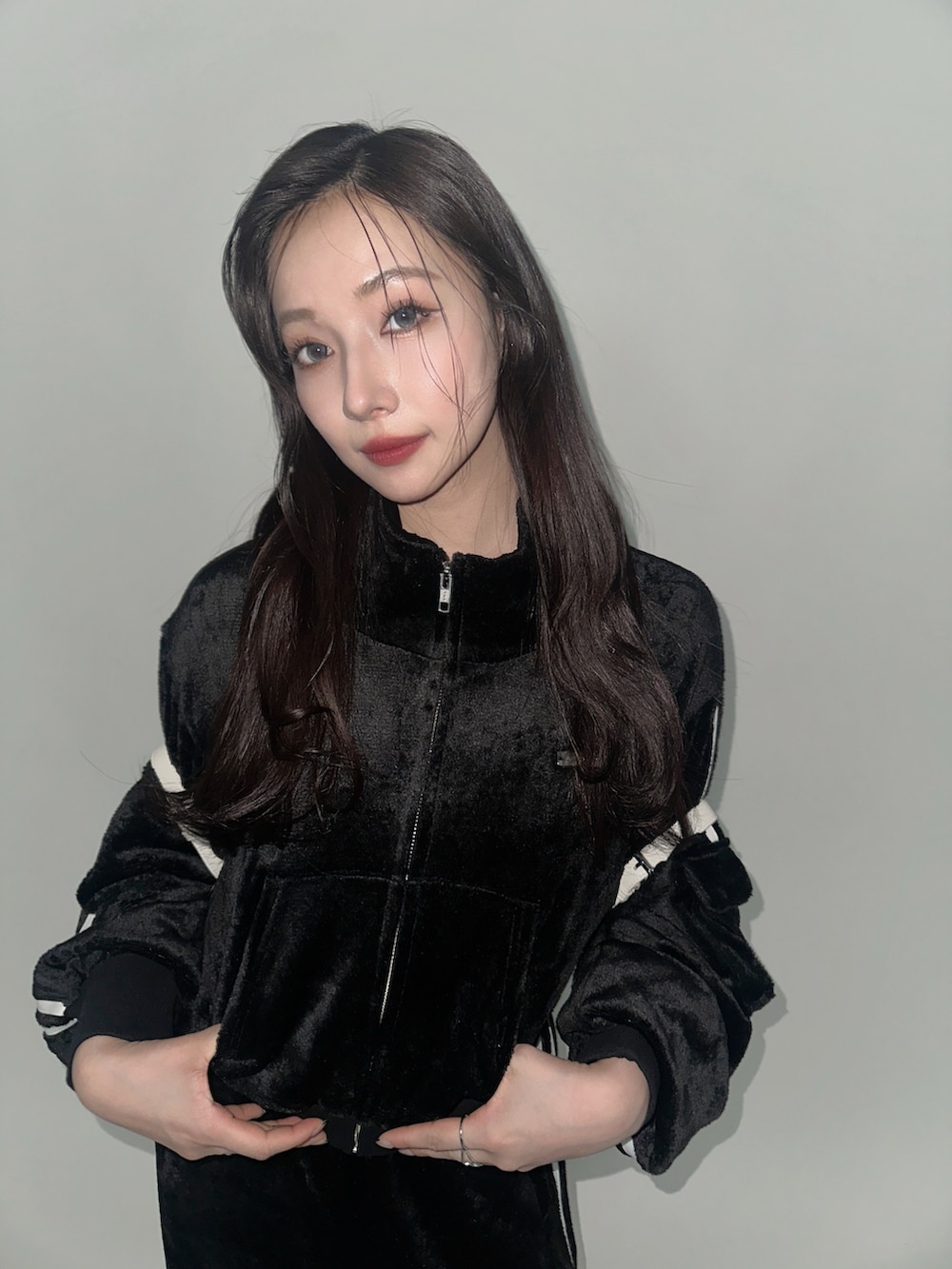 ブラック系のジャージ、ホワイト系のバックパック/リュックを着用したレディースの冬コーディネートの5枚目の写真