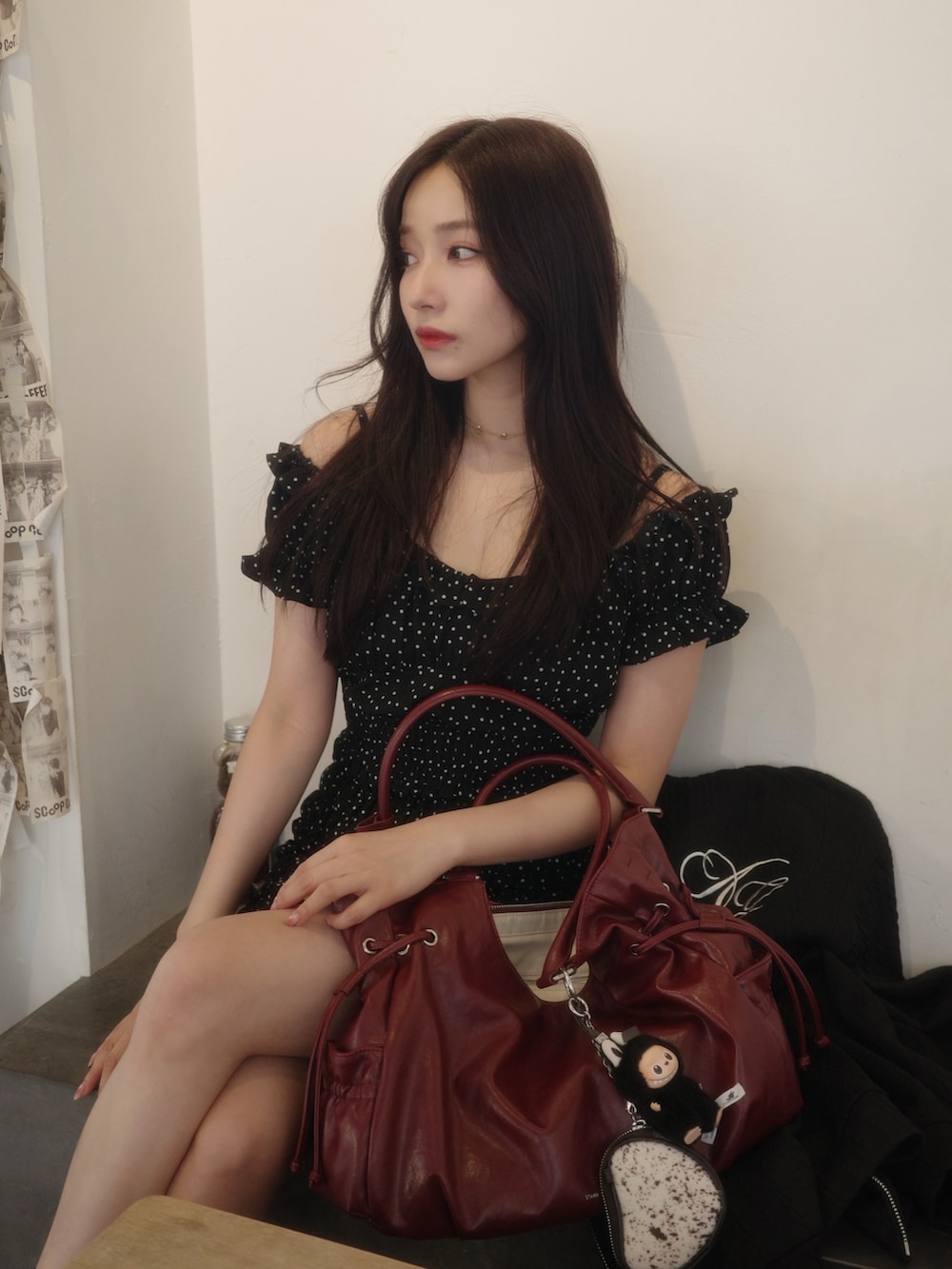 ブラック系のパーカーを着用したレディースの冬コーディネートの3枚目の写真