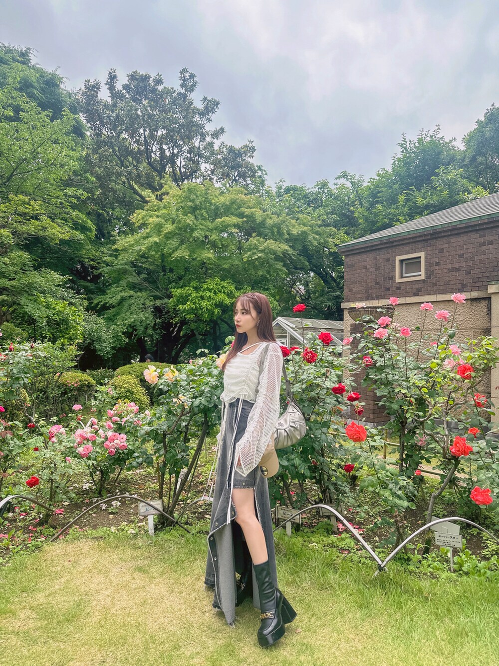 ホワイト系のタンクトップ、ホワイト系のその他トップス、ブラック系のスカートを着用したレディースの夏コーディネートの2枚目の写真