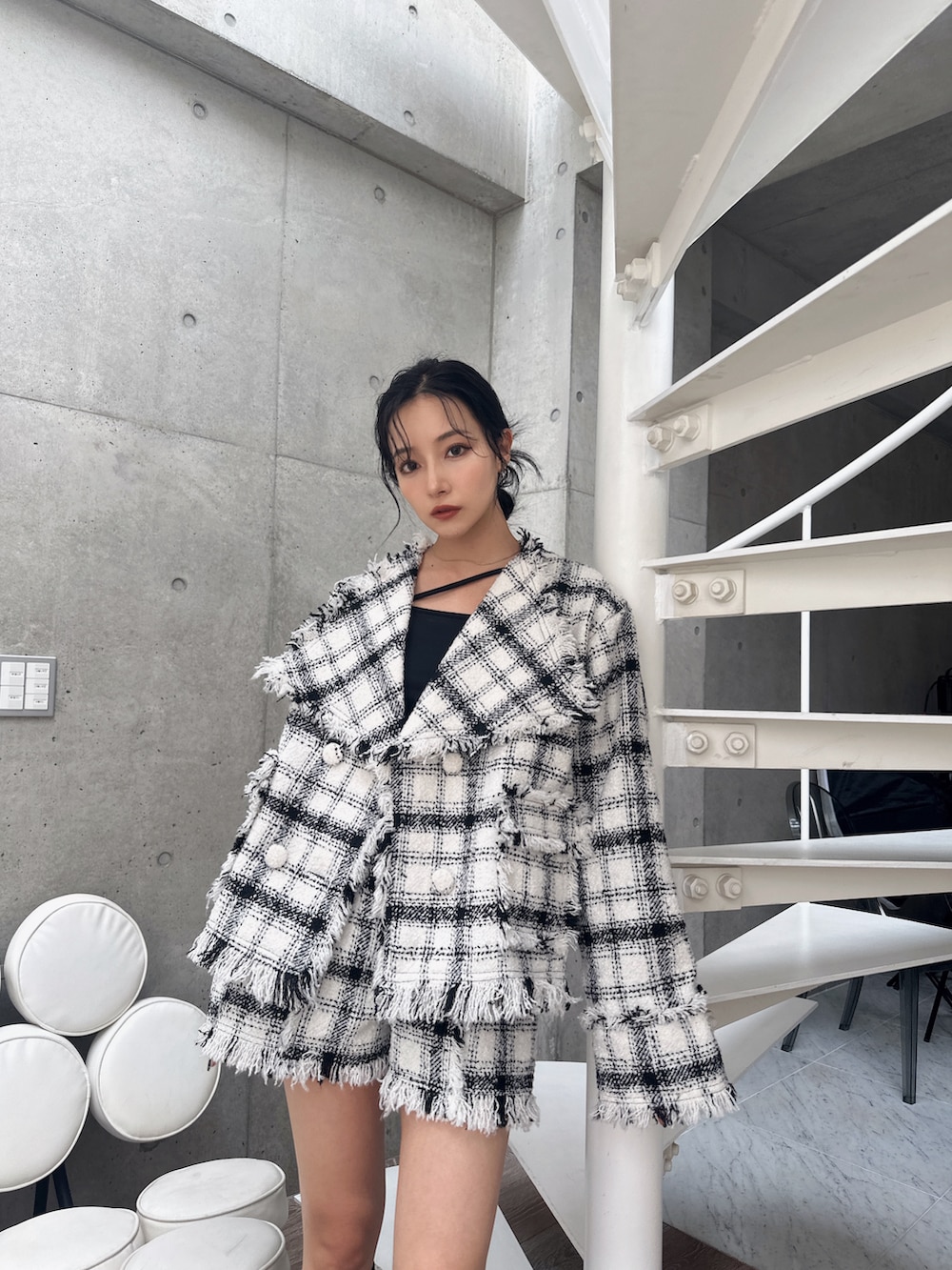 ホワイト系のテーラードジャケット、ホワイト系のその他パンツ、ブラック系のタンクトップを着用したレディースの秋コーディネートの4枚目の写真