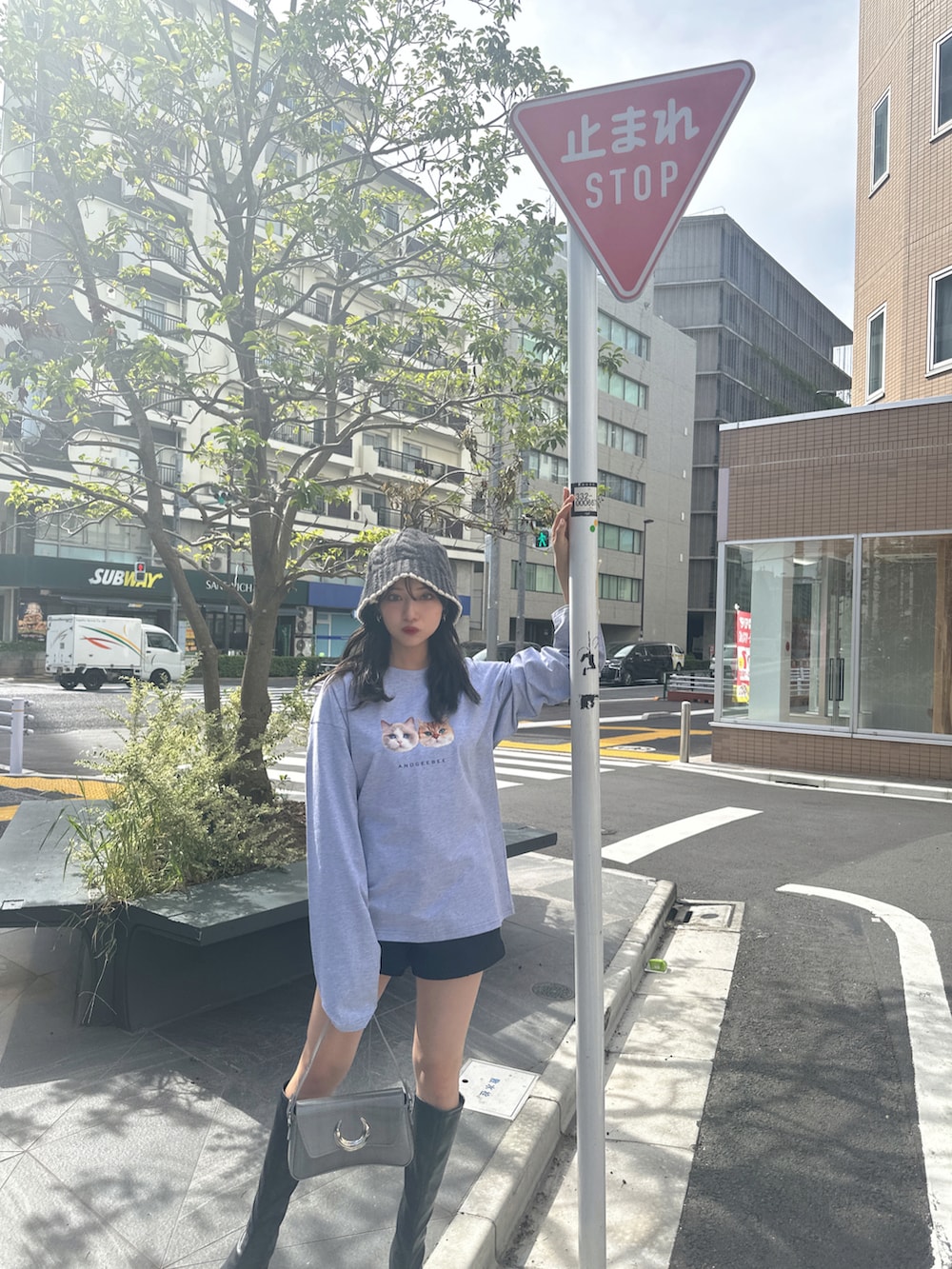 グレー系のTシャツ/カットソー、グレー系のハットを着用したレディースの冬コーディネートの5枚目の写真