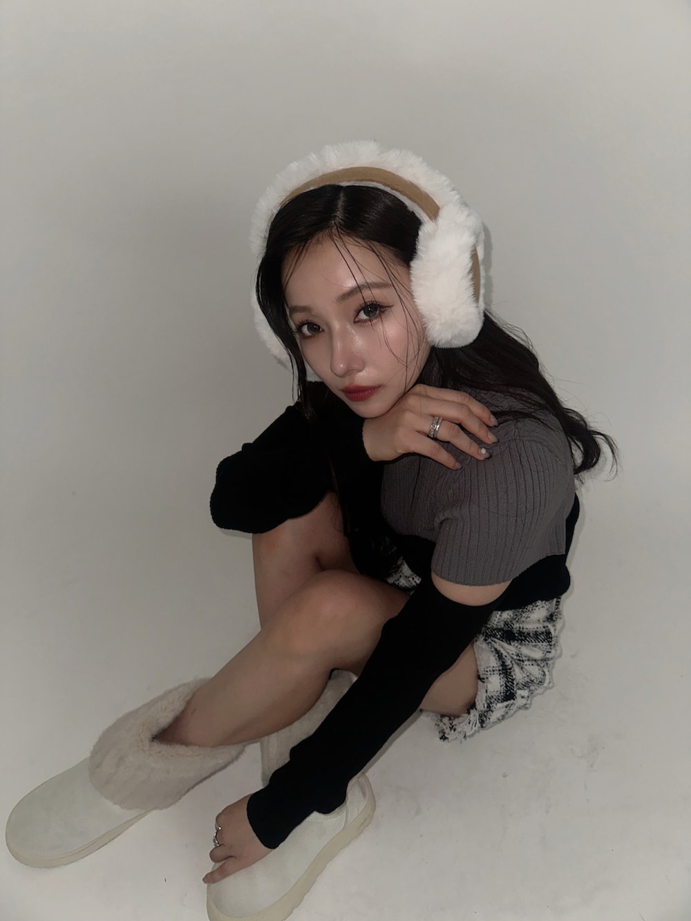 ホワイト系のニット/セーター、ホワイト系のその他パンツを着用したレディースの冬コーディネートの2枚目の写真