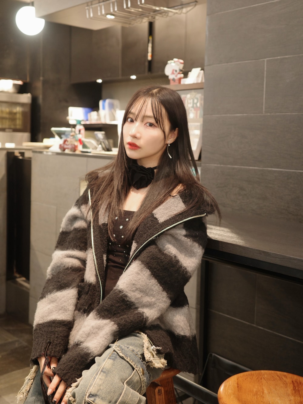 ブラック系のニット/セーターを着用したレディースの春コーディネートの2枚目の写真